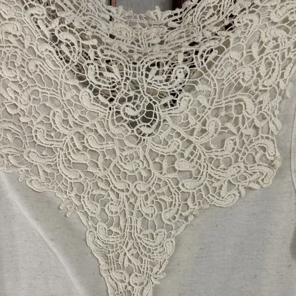 A'Reve Cream Crochet Lace Accent Tank Top PTP 18 inches - Picture 4 of 4